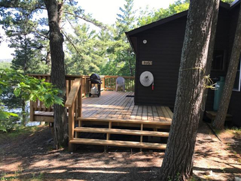 Rusty's Cabin: new deck side